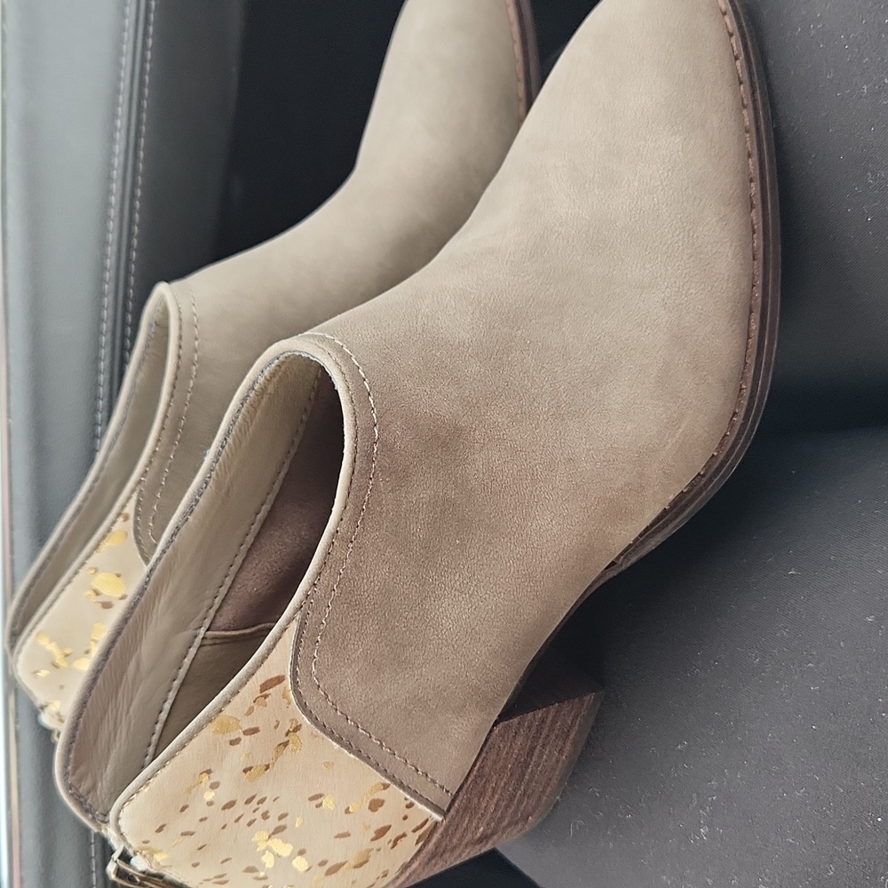 Lucky Brand Nasoni Taupe Cream Ankle Booties sz 8 Faux‎ Leather Zip Up Comfort